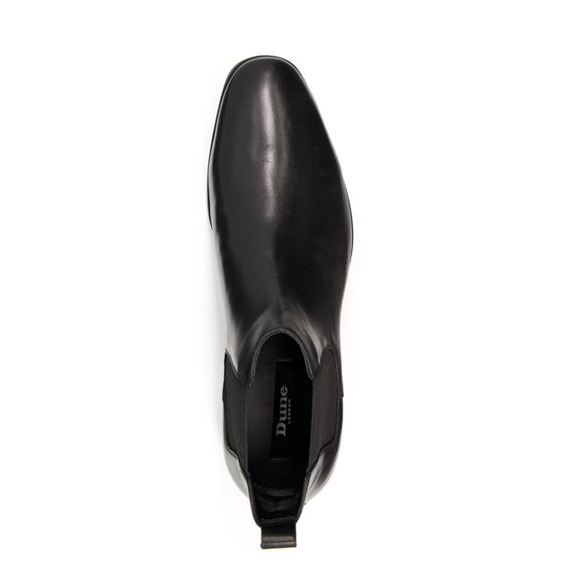 Expertly constructed from the finest leather, this timeless and traditional silhouette will provide a sartorial foundation to any wardrobe. Constructed with elastic side panels and featuring a rear pull tab Maccles fuses master craftsmanship with contemporary British styling.