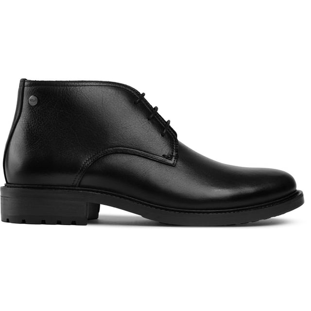 Adéntrate en un estilo atemporal y sofisticado con los Pasco Chukka de Sole. Confeccionados en cuero rico y elegante, estas clásicas botas Chukka están diseñadas para ofrecer comodidad durante todo el día y un aspecto sofisticado. El sistema de cordones de tres ojales y las resistentes suelas de goma garantizan un ajuste personalizado, una tracción duradera y estilo en cada paso. Ya sea que te dirijas a la oficina, a una salida nocturna o a un fin de semana fuera, las exclusivas botas Sole te harán caminar con confianza y elegancia robusta.