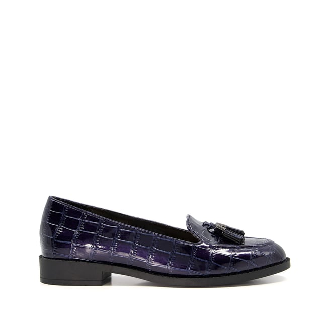 Traditionally styled Global is guaranteed to become an integral part of your ensemble this season. Crafted from the finest materials in various finishes, this almond-toed loafer nods to equestrian styling with heritage-inspired tassel trims. Finished with a lined footbed for added comfort, this eternally stylish slip-on design is a classic addition to any wardrobe.