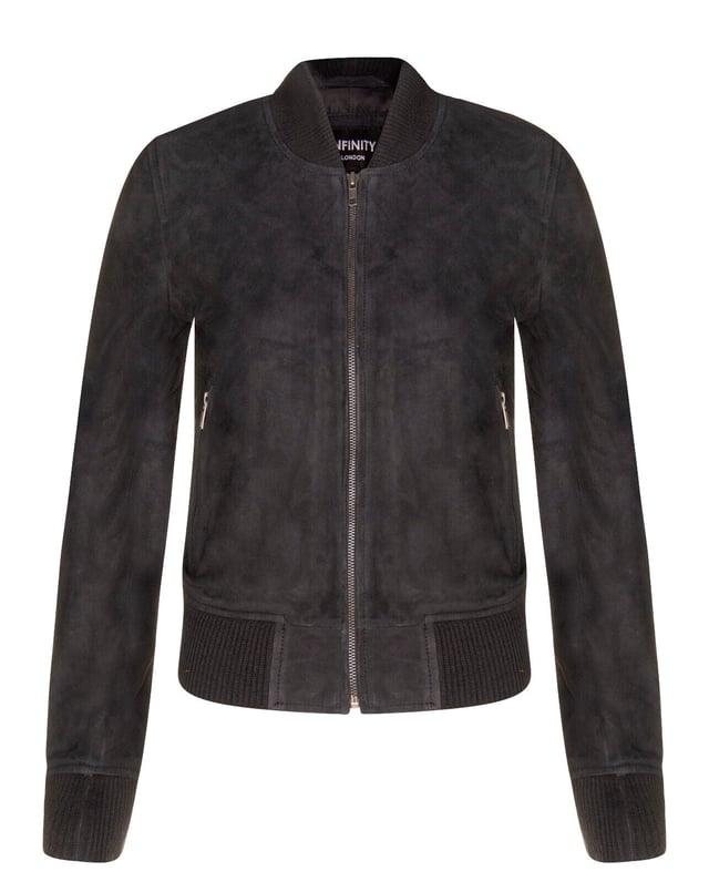 Presentamos nuestra chaqueta universitaria MA-1 de piel de ante de cabra para mujer, una combinación perfecta de estilo deportivo y sofisticado. Fabricada con piel de ante de cabra suave y flexible, esta chaqueta ofrece una textura lujosa y aterciopelada que la distingue. Esto es lo que la convierte en una pieza destacada en tu armario: Piel de ante de cabra flexible: la construcción de piel de ante de cabra suave y flexible proporciona una sensación lujosa y cómoda, lo que la convierte en una excelente opción tanto para el estilo como para la comodidad. Bolsillos funcionales en la cintura: dos bolsillos exteriores en la cintura ofrecen opciones de almacenamiento convenientes para tus elementos esenciales, combinando funcionalidad con moda. Detalles de punto acanalado: el cuello, los puños y el dobladillo de punto acanalado le dan a la chaqueta un aspecto clásico de chaqueta universitaria al tiempo que garantizan una mayor comodidad y un ajuste ceñido. Opciones de color de moda: disponible en dos colores de moda, esta chaqueta permite opciones de estilo versátiles, lo que la hace adecuada para varios atuendos y ocasiones. Cremalleras YKK duraderas: las cremalleras YKK utilizadas en la chaqueta garantizan durabilidad y funcionalidad suave, lo que se suma a la calidad general y la longevidad de la prenda. La chaqueta universitaria MA-1 de cuero de gamuza de cabra para mujer combina sin esfuerzo estilo, comodidad y atractivo atemporal, lo que la convierte en una pieza destacada que complementa su sentido único de la moda y agrega un toque de lujo a su colección.