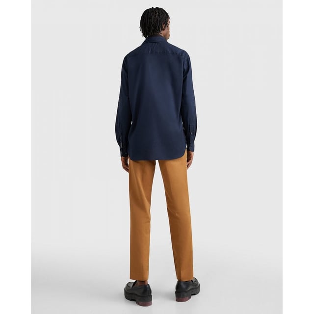 Heren overhemd van het merk Tommy Hilfiger. De overhemden van Tommy Hilfiger zijn gemaakt van biologisch katoen, en hebben een slim fit pasvorm. Het zachte katoen zorgt voor een heerlijk draagcomfort.  Merk: Tommy HilfigerModelnaam: Core Flex PoplinCategorie: heren overhemdMaterialen: biologisch katoenKleur: blauw