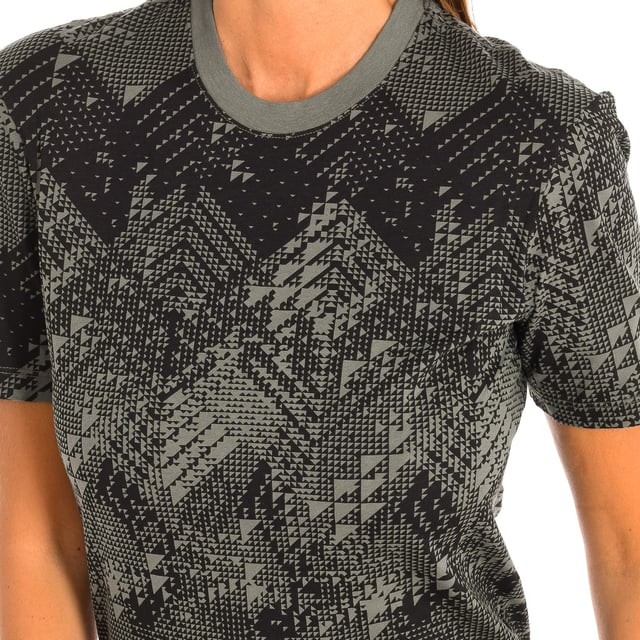 Camiseta deportiva manga corta Zumba. 
Color Negro-verde
El tejido suave y elástico proporciona un ajuste cómodo y favorecedor.
Cuello en redondo.
Gráfico en el frontal y la espalda con motivo de la marca.
Costuras vistas a tono.

Composición:  100% Algodón.

-Utilizar lavadora a temperatura máxima 30º .
-No utilizar secadora.
-No utiliza Lejía.
-No utiliza Plancha.
-No lavar en seco.