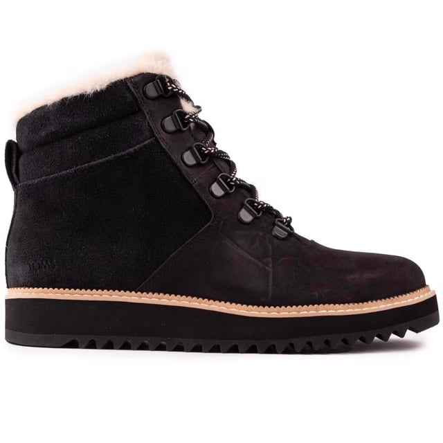 La función se une a la moda en esta bota de aventuras definitiva Mojave de TOMS. Los botines Mojave están diseñados para todo tipo de clima con una parte superior de nobuk resistente al agua. Detalles de piel sintética y guardabarros extendido. Diseñado de forma elegante. Aspecto elegante para caminar con estilo o para usar por la ciudad. Un forro suave y una plantilla Ortholite mantienen los pies cómodos. fresco y acolchado. con una suela de goma ligeramente elevada y tracción con tacos para mejorar el agarre y la durabilidad.