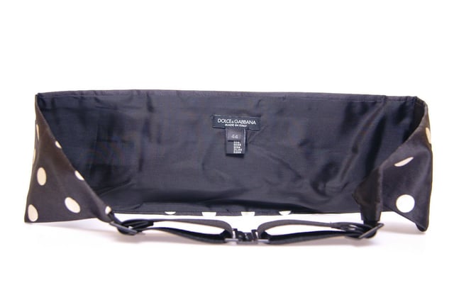 Fajin de seda 100% autentico de Dolce & Gabbana.
  Coleccion MainLine BlackLabel.
  Material: 100% seda.
  Color: Negro con lunares blancos.
  Cierre de clip de gancho ajustable banda elastica.
  Detalles del logotipo.
  Fabricado en Italia.
  Ancho: 13cm.