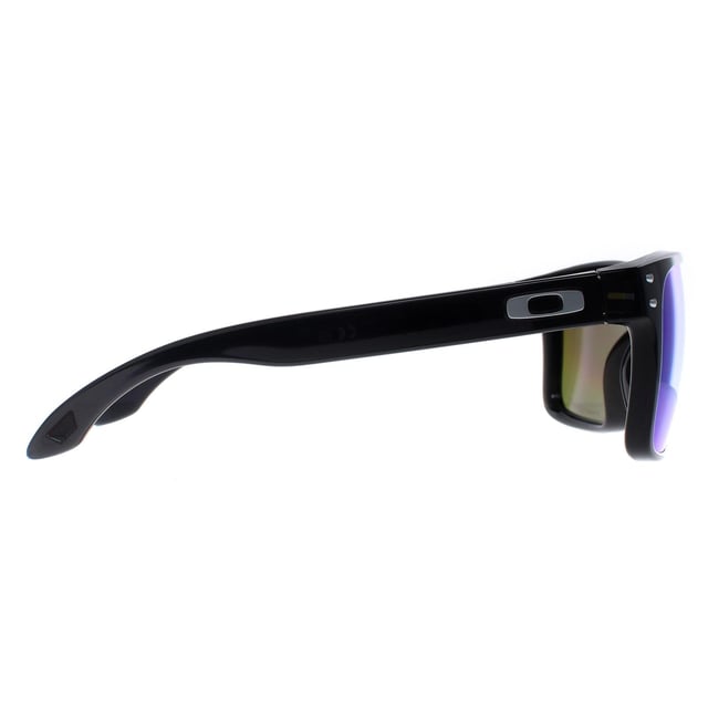 Las gafas de sol polarizadas Oakley Holbrook OO9102-W7 black ink prizm sapphire tienen un aspecto retro en este estilo vintage diseñado por la superestrella del snowboard Shaun White pero con la gran ingeniería y diseño que son el estándar de Oakley.