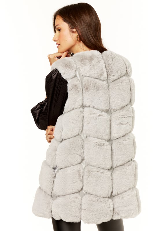 Esta vez el chaleco es imprescindible y este estilo nos encanta. Con un chaleco tipo chaleco de piel sintética con corte tipo caja, estilo sin mangas y cierre de gancho/ojo, combínalo con jeans y una camiseta para lograr un look que nos encanta esta temporada.