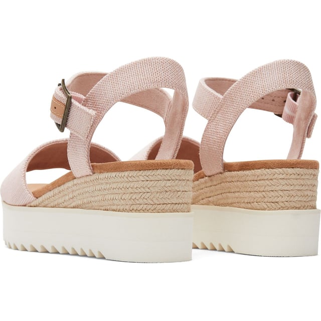 De Diana Sandal is een halfhoge plateau sleehak met een ultralichte tussenzool, een stijlvol touw wrap detail en een verstelbaar enkelbandje voor een gemakkelijke, veilige pasvorm.