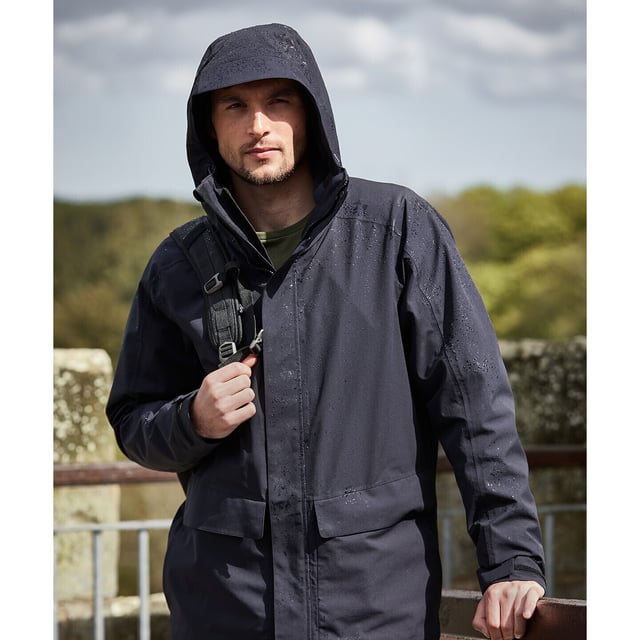 Äußere Materialien: 100% Polyester. Futter Material: 96% Polyester, 4% Elasthan. Innenfutter: Mesh, Microfleece, Nadelstreifen, recyceltes Polyester, Taft. Gewebe: Microfleece, Softshell, Stretch. 270gsm. 175gsm. Muster: Einfarbig. Gewebe-Technologie: Aqua Dry, Atmungsaktiv, DWR-Ausrüstung, EcoShield, Wasserdichte Membrane. Ausschnitt: Kapuze. Manschette: Haken und Schlaufenband. Ärmel-Typ: Langärmelig. Kapuzen-Merkmale: Angewachsene Kapuze. Taschen: 2 Handwärmertaschen, Pattenverschluss, 1 Brusttasche, Reißverschluss. Verschluss: Durchgehender Reißverschluss, Druckknopf. 20000g/m²,/24hrs. Wasserdichte Bewertung: 10000mm.