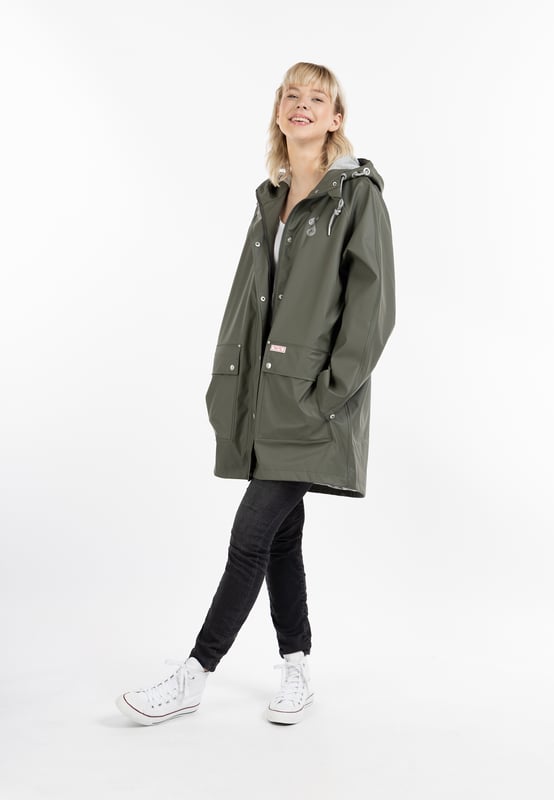 La veste de pluie de myMo est très tendance avec sa forme large de poncho. De plus, le matériau enduit est non seulement imperméable à l'eau mais aussi au vent grâce aux coutures scellées et protège ainsi parfaitement contre toutes les conditions météorologiques. La doublure intérieure est en jersey doux, ce qui rend le vêtement encore plus confortable. Une grande capuche avec des cordons de serrage et un cordon scintillant, des poignets réglables et une longueur optimale assurent également une protection durable. Des trous de circulation d'air efficaces sous les bras permettent une bonne respirabilité. Les œillets, les boutons et d'autres petits détails ont été décorés avec de beaux logos estampés très stylés.Remarque importante concernant les tailles : comme la veste a une forme oversize particulière, elle est compatible avec plusieurs tailles : taille XS/S - va jusqu'à la taille 42/44 taille M/L - va jusqu'à la taille 46/48 taille XL/XXL - va jusqu'à la taille 50/52