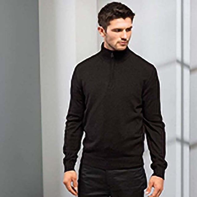Herensweater. 1/4 rits door kraagsluiting. Katoenrijk garen voor een zacht gevoel. Fijnmazige breiwerk. Set in mouw met geribbelde gebreide manchetten en geribbelde zoom voor getailleerde styling. Stof: 55% Katoen, 45% Acryl. Herenborstomvang (inches): XS - 33, S - 35, M - 38, L - 40, XL - 42, 2XL - 45, 3XL - 47, 4XL - 50.