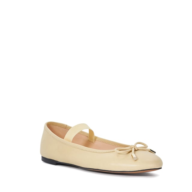 Our Helenas flats have been crafted from premium soft leather and designed with an elasticated strap to hold your foot in place. A contemporary approach to a timeless shoe, this versatile silhouette is complemented by an elegant almond toe.
