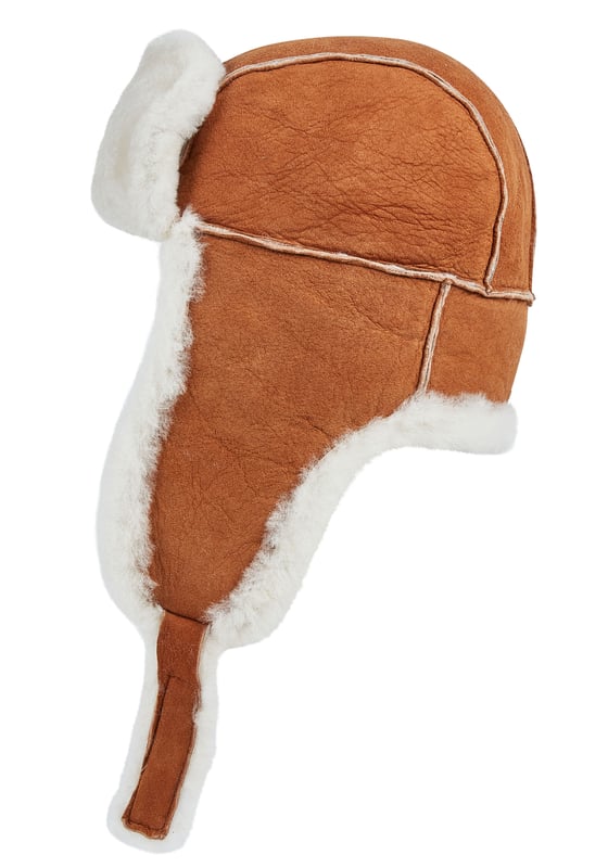 Manténgase cómodo y con estilo con este gorro de aviador de piel de oveja B-55 de la RAF para hombre. Fabricado con piel de oveja auténtica con un suave forro de piel de oveja, ofrece una excelente calidez y comodidad en climas fríos. Diseñado con orejeras y una correa de barbilla segura, este gorro es perfecto para aventuras al aire libre o para uso diario en invierno. Su clásico acabado de cuero negro le aporta un aspecto atemporal y resistente. Características principales: Piel de oveja auténtica con forro de piel de oveja suave Estilo clásico de aviador con acabado negro Orejeras para mayor calidez y protección Correa de barbilla ajustable para un ajuste seguro Ideal para actividades al aire libre en climas fríos y uso diario