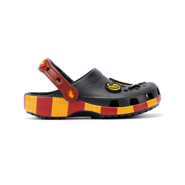 Deze Classic Clogs zijn geïnspireerd op Harry Potter's Gryffindor huissjaal in rood en goud en zijn lichtgewicht, watervriendelijk en drijvend. Met ademende ventilatieopeningen en draaibare hielriempjes voor een goede pasvorm zijn ze perfect voor fans die op zoek zijn naar stijl en comfort. Aanpasbare, exclusieve, op Gryffindor geïnspireerde Jibbitz™ bedels.