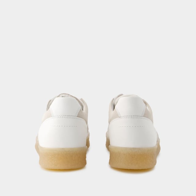 Die 6 Court Sneakers von MM6 Maison Margiela aus weißem Leder verkörpern die avantgardistische Ästhetik der Marke. Die Sneakers wurden sorgfältig entworfen und verfügen über eine klassische niedrige Silhouette, die durch subtile Details aufgewertet wird, die einen zeitgenössischen Touch verleihen. Hochwertiges Leder sorgt für lang anhaltenden Tragekomfort, während die weiße Farbpalette eine schlichte, vielseitige Ästhetik hinzufügt. Die 6 Court Sneakers von MM6 Maison Margiela sind das perfekte Accessoire für alle, die nach einer Mischung aus Minimalismus und Raffinesse suchen. Farbe: weiß - White. Hauptmaterial: gegerbtes Kalbsleder. Sohlenmaterial: Gummi. Futtermaterial: Leder. Verschluss: einfach reinschlüpfen. Form der Kappe: rund offen. Schuhe: größengerecht - Sizing: Europäisch.
