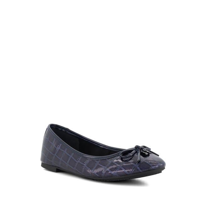 Our own take on a signature style, and the season's most coveted flats, our Hallo ballet pumps boast a feminine bow that's enhanced with our bespoke charm detailing. Set on a rubber sole for comfort with every step, this round-toed silhouette pairs perfectly with everything from denim to dresses alike.