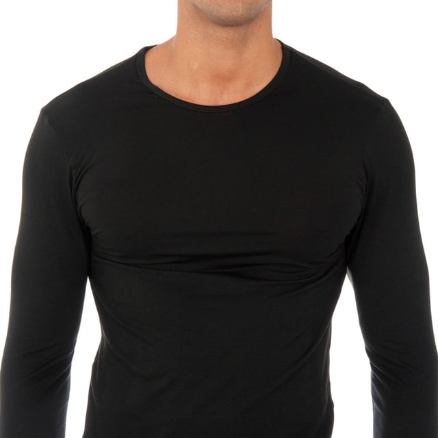 Camiseta Innovación.
Manga larga.
Cuello redondo.
Algodón Termal Tech, que genera y retiene el calor corporal.
Tejido liso, muy suave y cómodo.
Prenda que se ajusta perfectamente al cuerpo.
Etiqueta de tela con el nombre de la marca, en el lateral inferior.
Costuras vistas a tono.
 Composición: 40% Acrílico, 34% Poliéster, 21% Viscosa, 5% Elastano
 Cuidados:
Lavar a mano a temperatura máx. 40º.
No utilizar lejía.
No permite el uso de secadora.
Planchar a temperatura máx. 130º.
No lavar en seco.