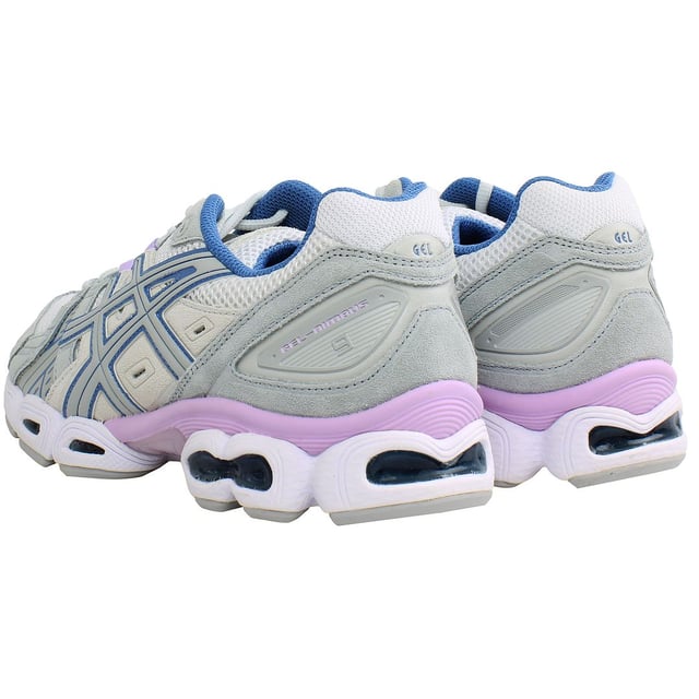 Asics Gel-Nimbus 9 Zapatillas de Mujer en Gris, un pináculo de comodidad y rendimiento diseñado para elevar tu experiencia de carrera. Estas zapatillas están meticulosamente elaboradas para proporcionar una excepcional amortiguación, soporte y estilo para la corredora dedicada. Aquí están las características clave que definen el Gel-Nimbus 9:

 Amortiguación Gel Revolucionaria: El Gel-Nimbus 9 cuenta con la renombrada tecnología de amortiguación Gel de Asics, estratégicamente colocada a lo largo de la zapatilla para ofrecer una superior absorción de impactos. Esto garantiza un paseo suave y cómodo, minimizando el impacto en tus articulaciones y mejorando tu experiencia de carrera en general.

 Tecnología de Media Suela FluidRide: La media suela FluidRide ofrece una combinación perfecta de propiedades de rebote y amortiguación. Este material ligero pero duradero mejora la capacidad de respuesta de la zapatilla, asegurando una zancada suave y eficiente.

 Sistema Adaptable de Sujeción en el Talón: El Sistema de Sujeción en el Talón está diseñado para proporcionar un ajuste seguro y adaptativo alrededor del talón, minimizando el deslizamiento y asegurando estabilidad durante tus carreras. Esta característica es particularmente beneficiosa durante entrenamientos de alta intensidad.

 Parte Superior Transpirable y Ligera: Las zapatillas cuentan con una parte superior transpirable y ligera, permitiendo un flujo de aire óptimo para mantener tus pies frescos y cómodos. El diseño no solo mejora la transpirabilidad, sino que también contribuye a una sensación general de ligereza y agilidad.

 Sistema Guidance Trusstic para la Estabilidad: El Sistema Guidance Trusstic integra líneas de guía para mejorar la eficiencia de la marcha y proporcionar integridad estructural en la zona del mediopié. Este sistema contribuye a la estabilidad y soporte general durante tus carreras.

 Artesanía de Alta Calidad Asics: Asics es sinónimo de calidad, y las Zapatillas de Mujer Gel-Nimbus 9 en Gris muestran el compromiso de la marca con la excelencia. Estas zapatillas están diseñadas para resistir las exigencias del running regular, asegurando durabilidad y fiabilidad.