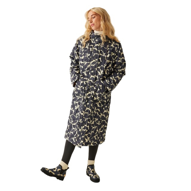 100 % polyester. Fyllning: Mellanvikt. Foder: Polyester, Taffeta. Design: All-Over Print, Birdy, Blommor, Logotyp, Quiltad. Tygteknik: DWR-finish, isolerande, snabbtorkande, värmeisolerande. Urringning: Med huva. Ärmtyp: Långärmad. Löktäcke. Funktioner i huvan: Justerbar, dragsko, växande huva. Längd: Lång linje. Fickor: 2 nedre fickor, lock, snäpplås. Fästning: Snap Closure. Hållbarhet: Tillverkad av återvunnet material. 8 UK: 32 tum. 10 UK: 34 tum. 12 UK: 36 tum. 14 UK: 38 tum. 20 UK: 45 in. 22 Storbritannien: 48 tum. 24 Storbritannien: 50 tum. 26 Storbritannien: 52 tum. 18 UK: 43 tum. 16 UK: 40 tum.