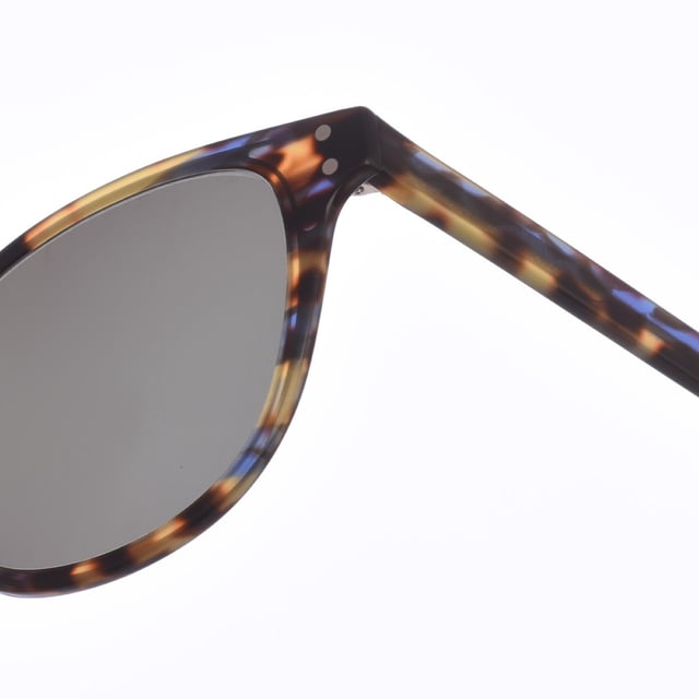 Sepulveda sunglasses.
 Zen sunglasses with acetate frame.
 Square shape.
 Acetate temples.
 100% UV Protection.
 Includes a neutral fabric cover.
 Measures: Lens height: 47 mm
 Lens width: 50 mm.
 Bridge: 20 mm.
 Temples: 145 mm.
 Composition: Acetate
 Care:
Cleaning and maintenance:
 -Clean the glasses with soap and water (neutral).
 - Do not use dirty or abrasive cloths, which may alter the characteristics of the filters.
 - Use only original accessories and spare parts.