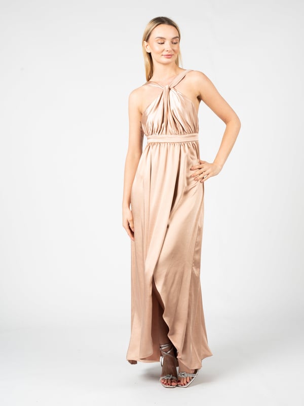 Un elegante vestido largo es la quintaesencia del estilo femenino, ideal para ocasiones especiales, como bailes o fiestas elegantes.
Con una abertura en el frente, que agrega un toque de audacia y permite exponer sutilmente las piernas, haciendo que cada paso se convierta en un baile seductor.
Cerrado con una cremallera oculta en la parte trasera, que es casi invisible, asegurando una línea de vestido suave y armoniosa, además de una comodidad adicional al vestir.
Hecho de tela de alta calidad, que no solo se ajusta bellamente a la figura, sino que también garantiza durabilidad y comodidad durante toda una noche de baile y diversión.