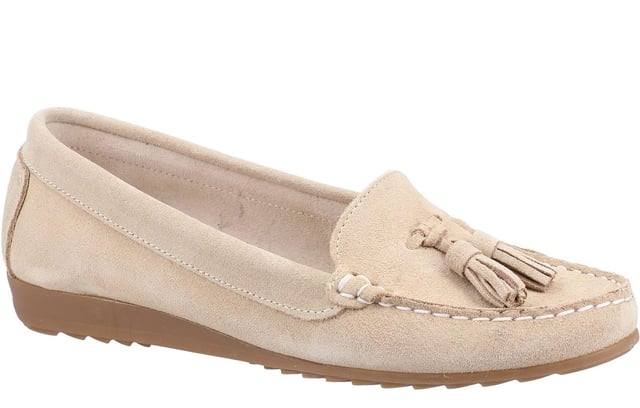 Experience the perfect blend of style and comfort with the Riva Aldons women's loafers. Expertly crafted from luxurious Portuguese suede, these loafers exude sophistication while offering a soft and supple feel. The leather insole ensures a comfortable fit, making them ideal for all-day wear.
Adorned with classic tassel detailing, these loafers add a touch of elegance to any casual ensemble. The durable rubber outsole provides excellent grip, keeping you steady on your feet during those long Summer days. Perfect for pairing with your favorite outfits, the Riva Aldons loafers are a must-have addition to your seasonal wardrobe.
- Leather upper
- Leather insole
- Tassel detailing
- Slip on design
- Cushioned footbed
- Durable rubber outsole
- Riva branding