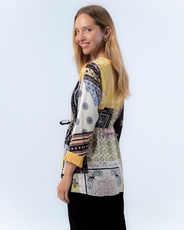 La blusa patchwork Mia te envuelve en la dulzura de los tonos pastel. Su estampado patchwork en rosa, verde y amarillo añade un toque de alegría a cualquier conjunto. Ideal para combinar con tus prendas favoritas, es una pieza que realza tu estilo con un aire romántico y moderno.
 
 
 
 Blusa cruzada. 
 
 Manga larga con terminación en puño tableado. 
 
 Tejido satinado. 
 
 Estampado patchwork.