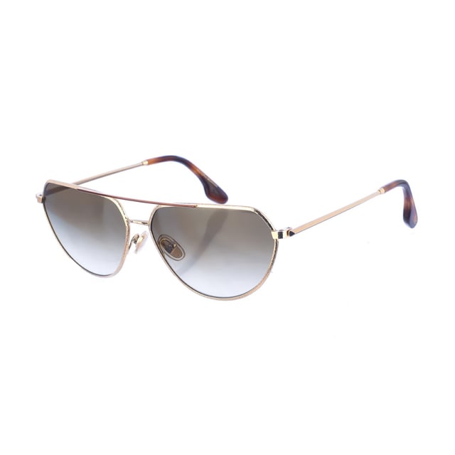Gafas de sol con montura de metal.
Color Dorado-habana.
Forma Rectangular.
Lentes de color Verde Degradado.
Patillas de metal con acabado en acetato y el nombre de la firma grabado.
100% Protección UV. 
Cristales antirreflejo. 
Detalle de la marca en almohadilla nasal.

Medidas  Alto lente: 44 mm. Ancho lente: 60 mm. Puente: 13 mm. Patillas: 140 mm..

Limpiar las gafas con agua y jabón.
- No utilice paños sucios o abrasivos, que puedan alterar las características de los filtros.
- Utilice solo accesorios y repuestos originales.

Incluye: Todos nuestros productos se envían en el interior de su estuche original.
