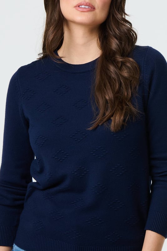Get a classic look in this slim jumper. It has an embroidered texture on the front, long sleeves and a flattering hip length hem. For an effortless professional outfit, pair with a midi skirt or fitted trousers. This top is also made from a breathable viscose blend.