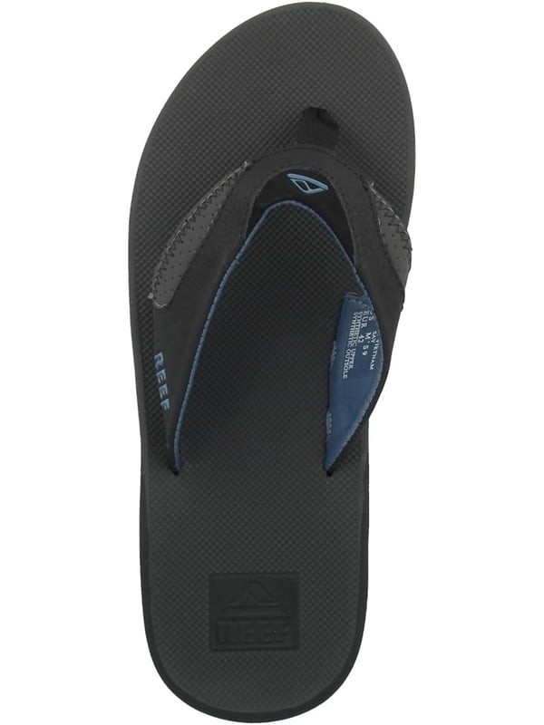 Die Reef Herren Zehentrenner Sandalen bieten nicht nur höchsten Tragekomfort, sondern auch praktische Features, die sie zum idealen Begleiter für den Sommer machen. Der integrierte Flaschenöffner im Fußbett ist perfekt für spontane Erfrischungen unterwegs, während das EVA-Fußbett für weichen, angenehmen Tragekomfort sorgt. Dank des 360-Grad-Fersenairbags genießen deine Füße eine zusätzliche Dämpfung, die für optimalen Halt und Komfort sorgt. Die Label-Details verleihen den Sandalen zudem eine stilvolle Note. Diese Sandalen sind die perfekte Wahl für entspannte Tage am Strand, am Pool oder in der Stadt - sie bieten die ideale Kombination aus Funktionalität und modischem Design.