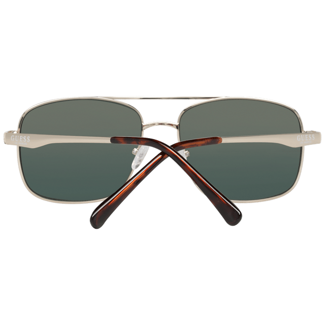 Las gafas de sol Guess GF0211 32N gris dorado tienen una moderna montura de aviador que transmite una sensación de elegancia atemporal. La montura está hecha de metal de alta calidad, conocido por su durabilidad y ligereza, lo que la hace cómoda durante todo el día. Las elegantes patillas incorporan el logotipo de Guess para dar un toque de sofisticación.