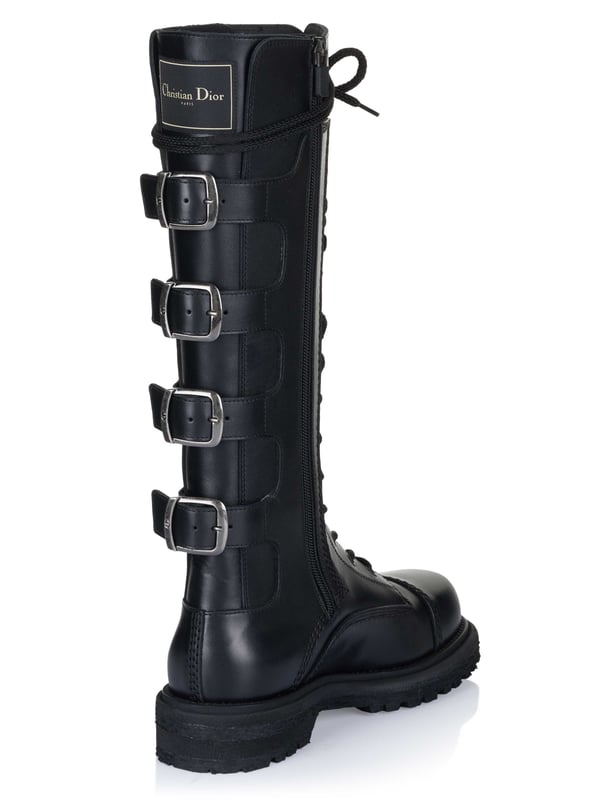 100% cuero; botas Dior;  Modelo: KCI937CFM 900;  Mano de obra de alta calidad;  gorra redonda;  100% cuero;  Cierre: cordones clásicos, cremallera;  Cuatro hebillas metálicas ajustables en la parte trasera;  Altura del tacón: 3,5 cm;  Altura del eje: 37 cm;  Detalles del logotipo Dior
