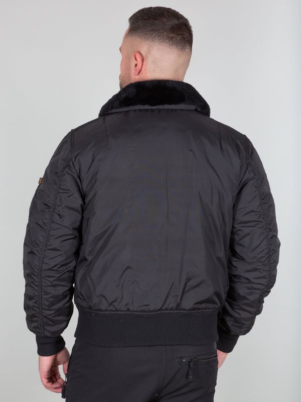 Moderne Bomberjacke mit abnehmbarem Pelzkapuze, gepolstertem Futter und Flugnylon-Außenmaterial. Kontrastnähte; Kragen aus Schafsleder; RBF-Tag; Druck auf dem Ärmel; Bedruckte Manschette. Produktnummer: 143104-03 SCHWARZ