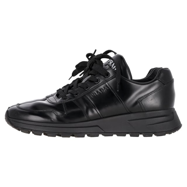 Prada Prax 01 Schnür-Low-Top-Sneaker aus schwarzem Kalbsleder VINTAGE, UVP WIE NEU
Gönnen Sie sich Luxus mit den Prada Prax 01 Schnür-Low-Top-Sneakern aus elegantem schwarzem Kalbsleder. Diese stilvollen Sneakers vereinen mühelos Komfort und Raffinesse und verfügen über ein klassisches Schnürdesign, das sie sowohl für lässige Ausflüge als auch für einen schicken Streetstyle perfekt macht. Das hochwertige Kalbsleder sorgt nicht nur für einen anspruchsvollen Look, sondern garantiert auch Langlebigkeit und Komfort für ganztägiges Tragen. Mit ihrer minimalistischen Ästhetik und Pradas charakteristischer Handwerkskunst sind diese Low-Top-Sneaker eine vielseitige Ergänzung Ihrer Garderobe. Kombinieren Sie sie mit alles von eleganten Hosen bis zu Ihren Lieblingsjeans für einen gepflegten, aber lässigen Look.
Prada Prax 01 Schnür-Low-Top-Sneaker aus schwarzem Kalbsleder
Zustand: Sehr gut
Gebrauchsspuren: Leichte Abnutzungen, leicht getragen, aber sehr gut gepflegt. Kleine Markierungen an der Sohle & Faltenbildung, leichte Kratzer an der Sohle und den Fersen.
Verpackung: Keine
Farbe: Schwarz
Material: Leder | Kalbsleder
Größe: UK6.5/FR40/US7.5
Maße: Absatzhöhe: 50; Innensohlenlänge: 290
SKU: MRPPUGBSH397639M