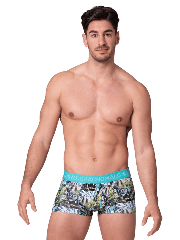 Die Boxershorts/Unterhosen von Muchachomalo sitzen wie angegossen und sind aus hochwertiger Baumwolle gefertigt. Ein weicher, elastischer Bund mit Logo aus Mikrofaserstoff sorgt für zusätzlichen Komfort.  Spezifikationen • 2 Stück • Normale Passform • Flache Nähte für zusätzlichen Komfort • Weicher Bund mit Muchachomalo-Logo  Wartung • Bei 30 Grad waschen • Nicht im Trockner trocknen • Bei mittlerer Hitze bügeln (2 Punkte)  Warum Muchachomalo? Muchachomalo arbeitet nur mit Fabriken zusammen, die BSCI- und OEKO-TEX-zertifiziert sind. Ziel dieser Fabriken ist es, die Arbeitsbedingungen kontinuierlich zu verbessern. Sie kämpfen für das Recht, eine Gewerkschaft zu gründen, für sichere Arbeitsbedingungen und sind gegen Zwangs- und Kinderarbeit. Sie ermöglichen es Verbrauchern und Unternehmen außerdem, verantwortungsvolle Entscheidungen zu treffen, die unseren Planeten für zukünftige Generationen schützen.