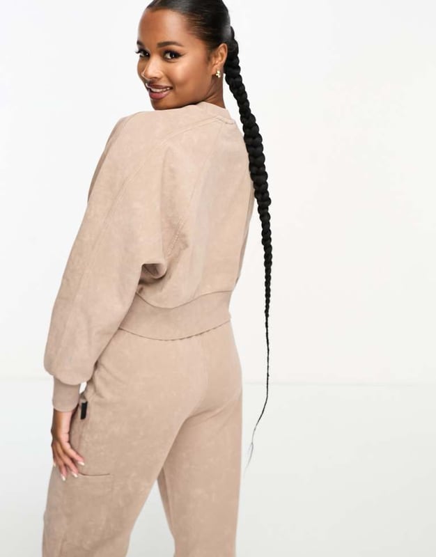 Petite by ASOS 4505 The ultimate all-rounder Plain design Crew neck Raglan sleeves Relaxed fitSold By: Asos