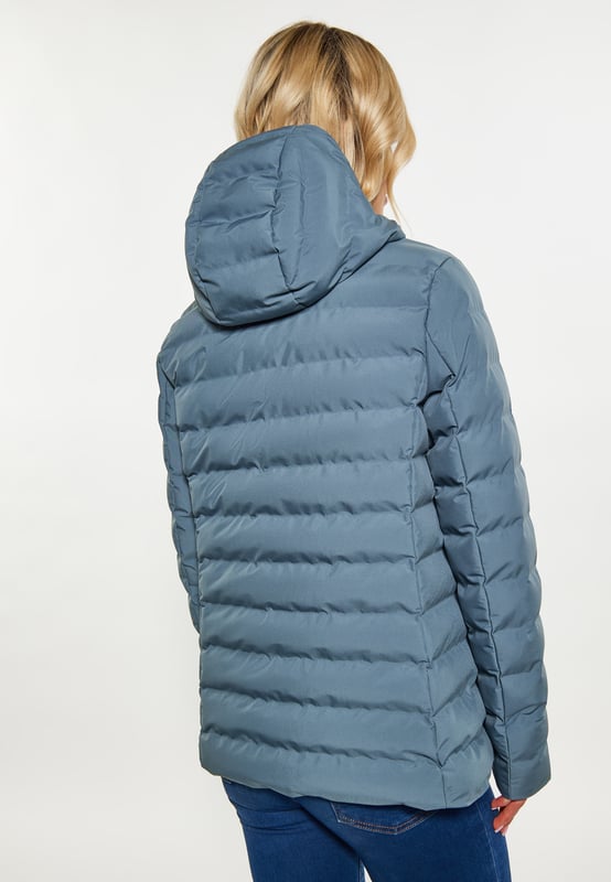 Mit ihrer starken Outdoor-Performance begeistert uns die Steppjacke von Schmuddelwedda. Sie ist aus einem beschichteten, wasserdichten Material gefertigt und mit nahtlosen Kammern verarbeitet, was einen weiteren Nässeschutz bietet. Das synthetische Füllmaterial ist nicht nur tierfreundlich, sondern sorgt auch für eine ideale Isolierung. Ein robuster Reißverschluss mit praktischem Kinnschutz, zwei seitliche Eingrifftaschen sowie eine Innentasche ergänzen das zeitlose Design.  Übergangsjacke / Winterjacke