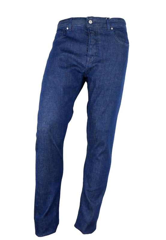 Aquascutum herrjeans i denim i mörkblå färg  
Tillverkade i Italien  
5-fickorsdesign  
Bakre svart lapp  
Framknäppning med knappar  
Material: 100% bomull