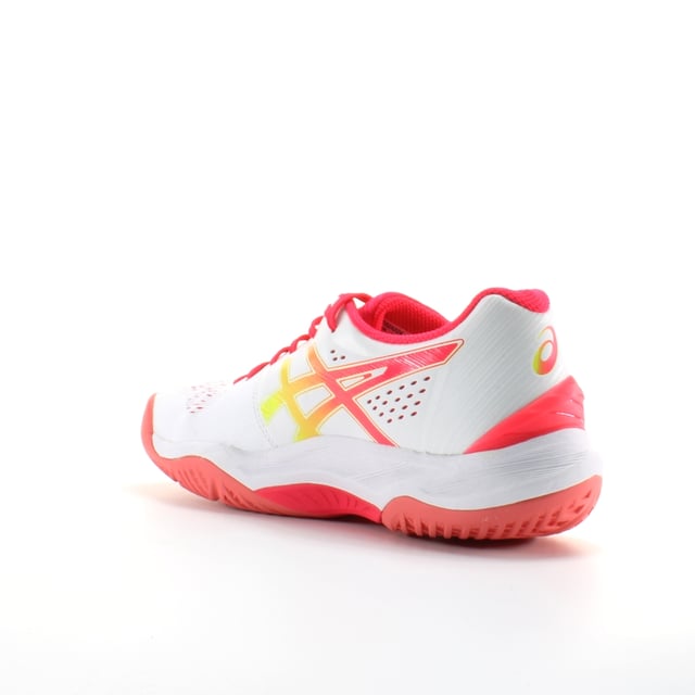 ¡El Asics Sky Elite FF es la nueva modelo de mujeres en la gama de voleibol ASICS! Como su nombre indica, el Sky Elite es el sucesor del Volley Elite FF y viene con un material superior recientemente desarrollado, una construcción modificada de entresuela y una suela exterior mejorada.

La nueva parte superior del zapato de voleibol femenino Sky Elite FF es transpirable y equilibra la estabilidad y la flexibilidad. ¡Gracias a la innovadora amortiguación de Flyte-foam, la nueva zapatilla ASICS Volleyball ofrece una excelente amortiguación en el antepié y el trasero! ¡Una tecnología de gel adicional en el área del talón asegura una absorción óptima de choque para saltos de altura!