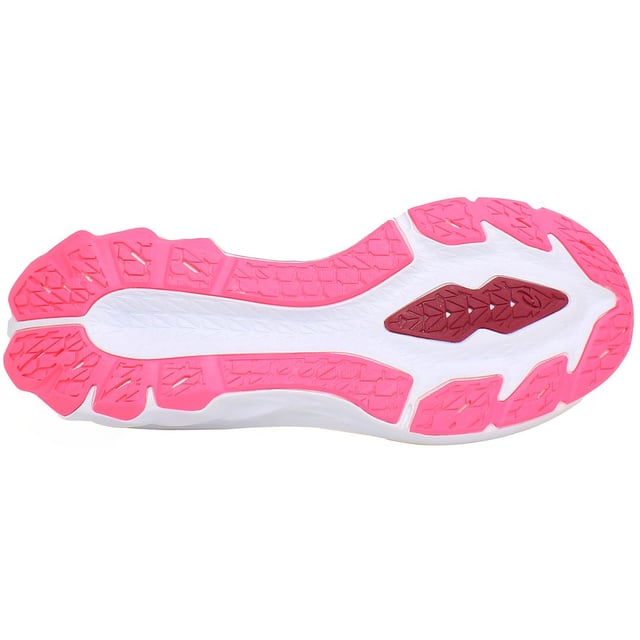 Ontworpen voor de moderne hardloper die comfort, responsiviteit en opvallende esthetiek zoekt, zijn de ASICS NovaBlast 2 Dames Roze Sneakers een veelzijdige keuze voor zowel casual joggers als toegewijde atleten. De gedurfde roze kleur voegt niet alleen een vleugje vrouwelijkheid toe, maar zorgt ook voor zichtbaarheid op de baan.

Belangrijkste Kenmerken:

 FlyteFoam Blast Middenzool:  De NovaBlast 2 beschikt over ASICS' innovatieve FlyteFoam Blast-technologie in de middenzool, die een energiek en responsief gevoel geeft bij elke stap. Dit lichtgewicht materiaal verbetert de demping zonder in te boeten op prestaties.

 Uitgebreide Achtervoet GEL Technologie:  Een kenmerkende functie is de integratie van GEL-technologie in de achtervoet, die superieure schokabsorptie biedt tijdens hakslagen. Dit minimaliseert impactkrachten, wat leidt tot een soepelere en comfortabelere loopervaring.

 Trusstic Systeem Technologie:  Het Trusstic Systeem verhoogt de stabiliteit en ondersteuning zonder extra gewicht toe te voegen. Het verstevigt het middenvoetgebied, voorkomt overmatige draaiing en zorgt voor een veilige pasvorm voor verschillende voetvormen.

 Ademend Mesh Bovenwerk:  Het ademende mesh bovenwerk houdt je voeten koel en comfortabel, zelfs tijdens intense workouts. Het materiaal bevordert de luchtstroom, voorkomt oververhitting en vochtophoping.

 OrthoLite X-40 Inlegzool:  Ontworpen voor langdurig comfort, biedt de OrthoLite X-40 inlegzool vochtbeheer en ademend vermogen, waardoor een droge en gezonde omgeving voor je voeten wordt gegarandeerd tijdens je run.

 AHAR Rubber Buitenzool:  De duurzame AHAR (ASICS High Abrasion Rubber) buitenzool zorgt voor uitstekende grip en verlengt de levensduur van de schoen. Het biedt betrouwbare grip op verschillende oppervlakken, waardoor deze sneakers geschikt zijn voor zowel straat- als trailrunning.