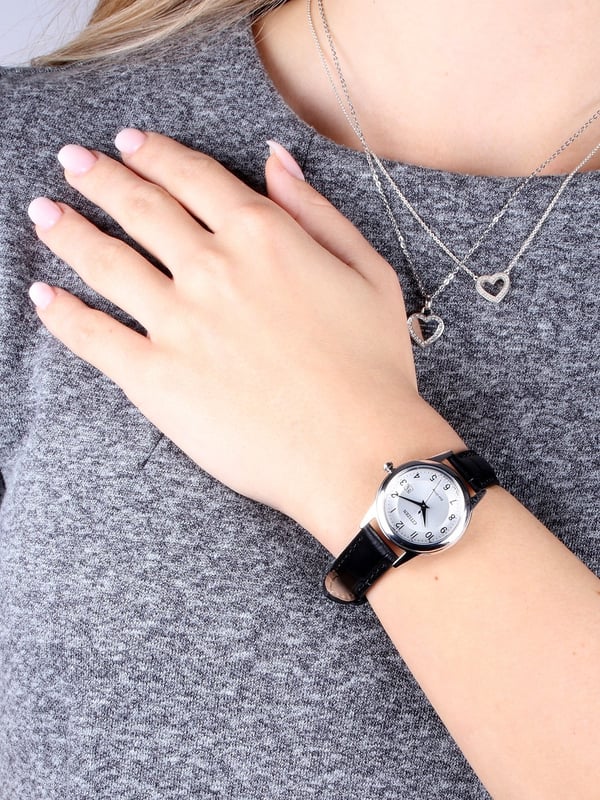 Diese Citizen Analoguhr für Damen ist das perfekte Zeitmessgerät zum Tragen oder Verschenken. Das silberne 28 mm runde Gehäuse in Kombination mit dem bequemen schwarzen Lederarmband sorgt dafür, dass Sie dieses atemberaubende Schmuckstück ohne Kompromisse genießen. Angetrieben von einem hochwertigen Eco-Drive-Uhrwerk und wasserdicht bis 3 bar, wird Ihre Uhr weiterhin ticken. Diese elegante Uhr verfügt über eine Eco-Drive-Technologie (aufgeladen durch jede Lichtquelle; benötigt niemals eine Batterie) - Die Uhr hat eine Kalenderfunktion: Datum, solarbetriebenes hochwertiges 19 cm langes und 13 mm breites schwarzes Lederarmband mit einer Schließe. Gehäusedurchmesser: 28 mm, Gehäusehöhe: 8 mm, Gehäusefarbe: Silber und Ziffernblattfarbe: Silber.