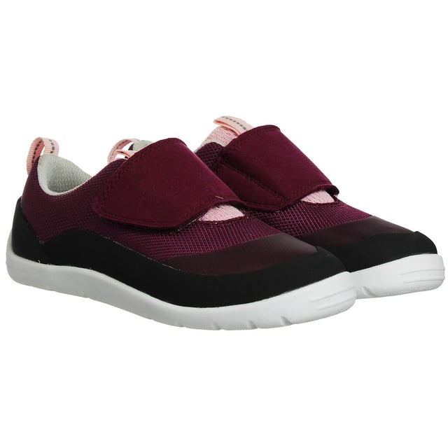 Los zapatos Clarks Play Trial Kids Pink son una opción elegante y cómoda de calzado diseñado específicamente para niños. Clarks es conocida por su calidad y compromiso con la comodidad, y estos zapatos reflejan esas cualidades. Aquí tienes una descripción de las características clave:

 Diseño rosa vibrante:  Estos zapatos vienen en un vibrante color rosa, añadiendo un toque divertido y enérgico al atuendo de tu hijo. El atrevido tono resulta atractivo para los niños y marca estilo.

 Construcción duradera:  Clarks es conocida por producir zapatos de alta calidad, y estos zapatos están construidos para soportar la naturaleza activa y dinámica de los niños.

 Plantilla acolchada:  Los zapatos vienen con una plantilla acolchada, que ofrece soporte y comodidad para los pies jóvenes. Esta característica permite a los niños llevar los zapatos durante largos periodos de tiempo sin molestias.

 Materiales transpirables:  Los zapatos están hechos de materiales transpirables que ayudan a mantener un ambiente cómodo y seco para los pies, incluso durante el juego activo.

 Construcción ligera:  A pesar de su aspecto robusto, los zapatos Clarks Play Trial están diseñados para ser ligeros, lo que reduce el riesgo de fatiga e incomodidad durante el uso prolongado.

 Puntera reforzada:  Para mejorar la durabilidad, estos zapatos incluyen una puntera reforzada, que proporciona protección adicional a los niños activos y salvaguarda los zapatos de rozaduras.

 Suela flexible:  La suela exterior está diseñada para proporcionar flexibilidad y una tracción fiable, garantizando la estabilidad y la facilidad de movimiento, algo crucial para los niños en movimiento.

 Calidad Clarks:  Clarks es una marca de confianza y reputación conocida por producir calzado cómodo y de alta calidad. Estos zapatos reflejan el compromiso de la marca con la calidad y el estilo.