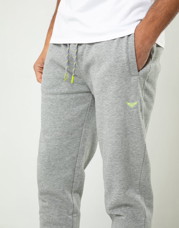 A must have addition to your wardrobe, these joggers from Threadbare have a ribbed elasticated waistband with a drawstring and feature side pockets and elasticated cuffs for that tapered look. Cut in a regular fit, these joggers are built for comfort without compromising on style.The cotton blend fabric ensures a really comfortable feel. Add a hoody and a padded gilet and team with trainers for effortless style that's clean and casual. Other colours and matching items available.