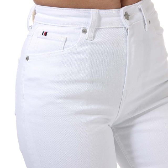 Dam Tommy Hilfiger Klassiska raka jeans i vitt.- Klassisk 5-fickors styling.- Dragkedja med gylf och knapp.- Tommy Hilfiger varumärke.- Tommy Hilfiger flaggabroderi på ryggen.- Stretchbomull denim.- Rak passform.- 99% Bomull 1% Elastan. Maskintvätt i 30 grader.- Ref: WW0WW302131CF