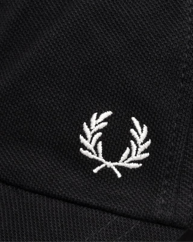 A classic cotton cap inspired by the Fred Perry Shirt.  
Cotton piqué fabric / Internal cotton lining and band / Matte metal adjuster clip / Contrast Laurel Wreath embroidery to the front left side
100% Cotton
HW6726