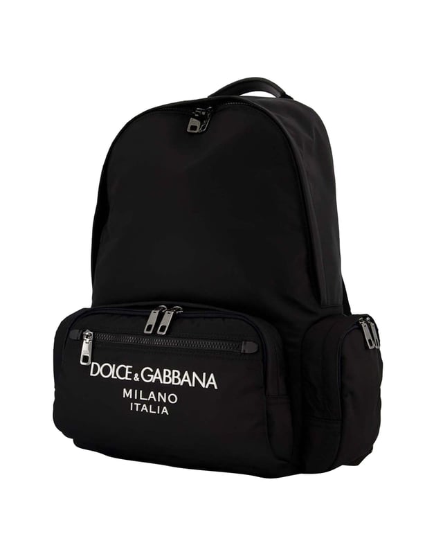 Denna oversized nylonryggsäck från Dolce & Gabanna kommer att ge en sportig touch till din stil. Ta med den till jobbet eller på helgen, du kan inte gå fel. Remmar: 35 cm. Bärs på axeln - justerbara remmar. Material: nylon. Färg: Noir - 8B956 Nero/Nero. Stängning: dragkedja på toppen. Interiör: ett fack med dragkedja, ett platt fack. Bredd: 180 mm, längd: 390 mm, höjd: 450 mm.