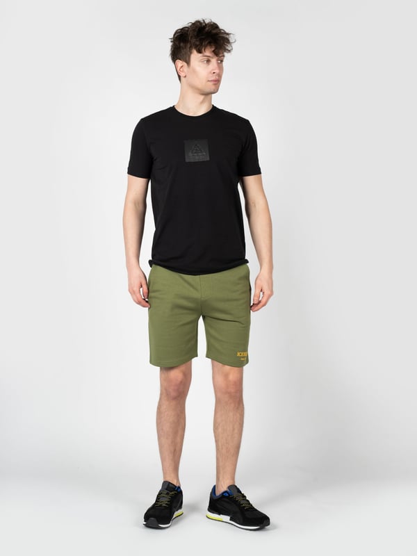 El corte simple de estos pantalones es la quintaesencia de la elegancia en una edición minimalista, que se combina perfectamente con varios elementos del guardarropa.

Las piernas rectas aseguran una apariencia atemporal y son extremadamente versátiles, lo que hace que se adapten a cualquier tipo de cuerpo, añadiendo clase a cualquier estilismo.

En la cintura, una amplia banda elástica ofrece comodidad durante todo el día, sin apretar ni restringir los movimientos, siendo un sinónimo de comodidad en el uso diario.

Además, ajustables con un cordón, estos pantalones permiten un ajuste perfecto al cuerpo, garantizando que se ajusten perfectamente a cualquier figura.

En el frente y detrás, dos bolsillos no solo son prácticos sino que también añaden un carácter funcional, permitiendo el almacenamiento seguro de objetos pequeños.

En la pierna izquierda, el nombre bordado de la marca es un acento sutil pero distintivo, que subraya la originalidad y la alta calidad del producto.

Hechos de un tejido de alta calidad, estos pantalones proporcionan durabilidad y facilidad de mantenimiento, lo que hace que sean tu elemento favorito del guardarropa por años.