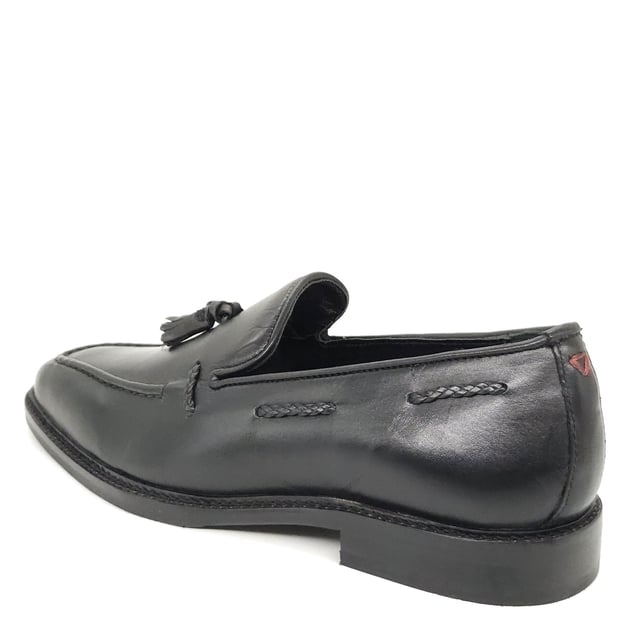 Slip into comfort and sophistication with Beddington, a traditional men's loafer finished with an on-trend tassel and weaved leather detailing.