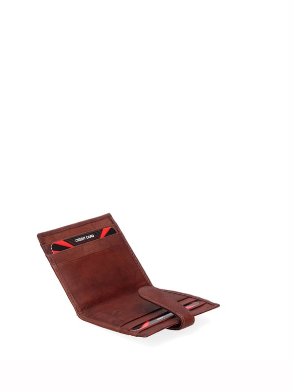 Cartera de hombre. El cierre es con botón de presión. Los bolsillos internos son tarjeteros y porta billetes. Los bolsillos exteriores son tarjeteros. Falta la correa para el hombro. Falta el mango. Hay un compartimento interno. El material exterior es 100% Piel Auténtica. Internamente está forrado en piel auténtica. Medidas: 9,5x8x1,5 cm. Producto de moda