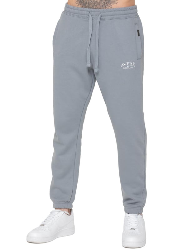 Das Averè by Enzo Milano Herren Oversized Sweatshirt Trainingspak ist ein stilvolles und bequemes Set, das aus einem Oversized Sweatshirt und Regular Fit Jogginghosen besteht. Das Sweatshirt bietet eine entspannte Passform mit langen Ärmeln, einem gerippten Rundhalsausschnitt und Bündchen für einen klassischen Look. Hergestellt aus weichem Stoff und Fleecefutter, verfügt es über ein dezentes Averè-Logo auf der Brust und eine schlichte Rückseite für Einfachheit. Die Jogginghosen haben einen elastischen Bund mit verstellbaren Kordelzügen, gerippte Knöchelbündchen und Seitentaschen sowie ein kleines Averè-Logo für einen stylischen Akzent. Perfekt zum Entspannen oder für den Alltag, kombiniert dieses Trainingsanzug Komfort mit modernem Design.