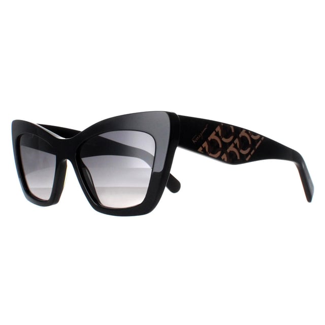 Las gafas de sol Salvatore Ferragamo SF1081SE 001 negras con degradado gris son una verdadera encarnaciÃ³n del lujo y la sofisticaciÃ³n italianos. Elaboradas con una meticulosa atenciÃ³n al detalle, estas gafas de sol cuentan con una impresionante montura de acetato adornada con intrincados detalles y el icÃ³nico logotipo de Salvatore Ferragamo, que muestra la elegancia atemporal de la marca. Las lentes cuadradas de gran tamaÃ±o ofrecen estilo y protecciÃ³n contra los rayos UV, lo que le garantiza una imagen atrevida a la vez que protege sus ojos de los rayos daÃ±inos del sol.
